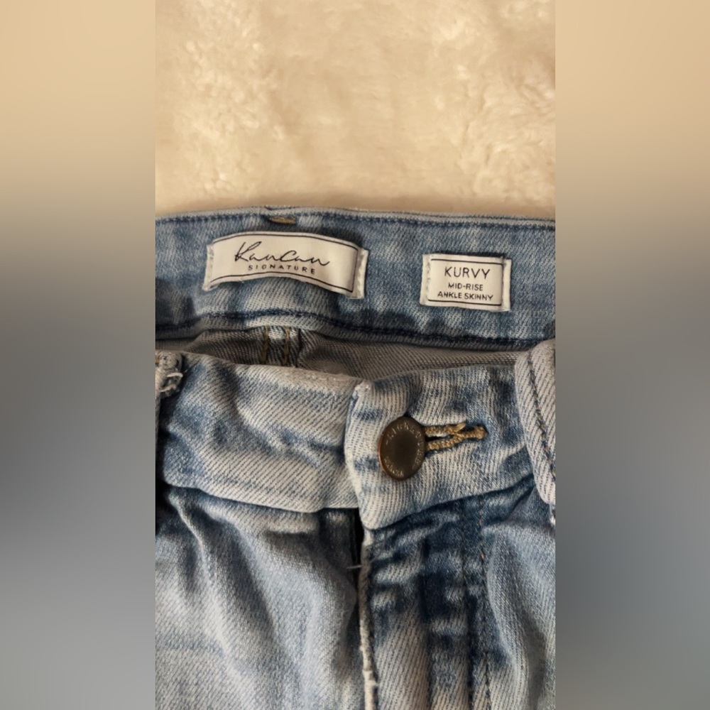 Brand:KanCan 
Size:28
Color: Light-wash denim